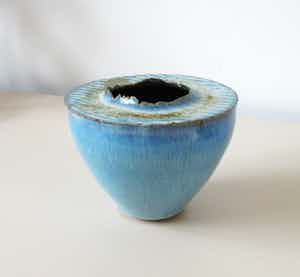 Ed Meissenberg - Steengoed vaasje met opengewerkte opening verkocht voor € 32!