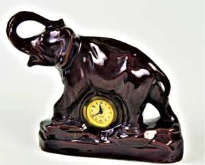 Niet of onleesbaar gesigneerd - Mercedes tafelklokje in olifant keramiek. verkocht voor € 1!