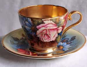 Bloementheekopje + schoteltje - Aynsley China Ltd. , ontwerp J.A. Bailey verkocht voor € 1!