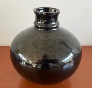 Niet of onleesbaar gesigneerd - Kunstkeramisch zwart bol of schoorsteenvaasje kopen? Bied vanaf 1!