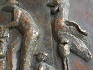 Carla Commijs - Bronzen plaquette, “Wachten in de rij....” – gesigneerd – 19 kg kaufen? Bieten Sie von 425!