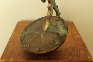 Desiree Tonnaer - Bronzen beeld : Beeldmerk Rabobank | Mens op Zonnewijzer kopen? Bied vanaf 90!