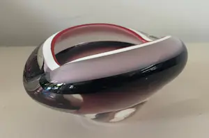 Niet of onleesbaar gesigneerd - Murano - Sommerso paars, roze en witte asbak met rode rand kopen? Bied vanaf 1!