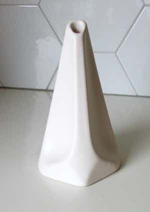 Plateelbakkerij Flora - Mat wit platelen solifleur vaasje verkocht voor € 1!