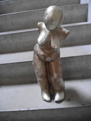 Niet of onleesbaar gesigneerd - dikke vrouw....beeld kopen? Bied vanaf 10!