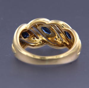 Bicolor gouden ring bezet met saffier en briljant geslepen diamanten kopen? Bied vanaf 240!