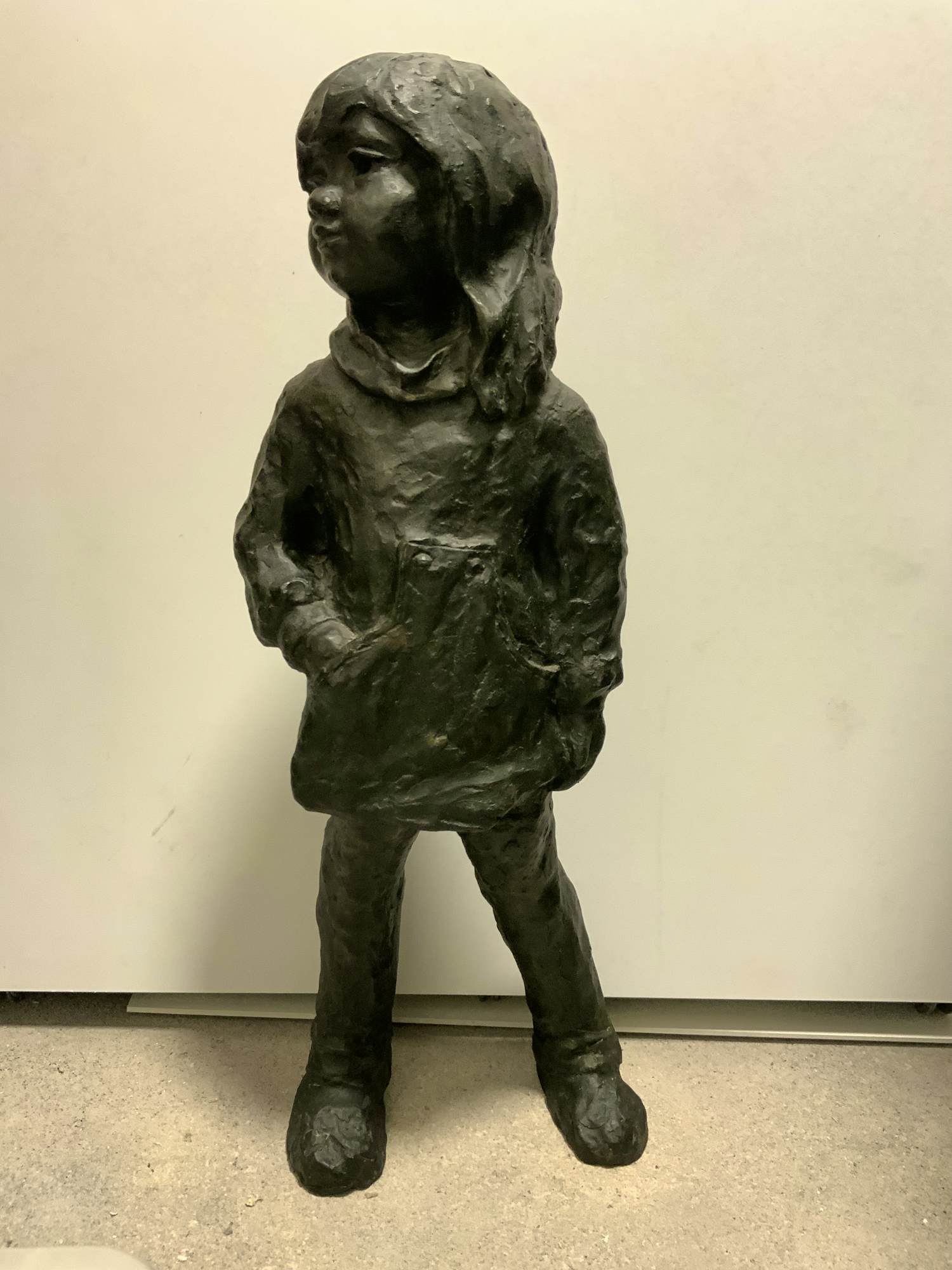 Truus Coumans - Staand beeld van meisje kopen? Bied vanaf 50!