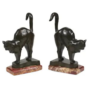 Charles Charles - Twee Art deco bronzen katten op marmer sokkels kopen? Bied vanaf 1800!