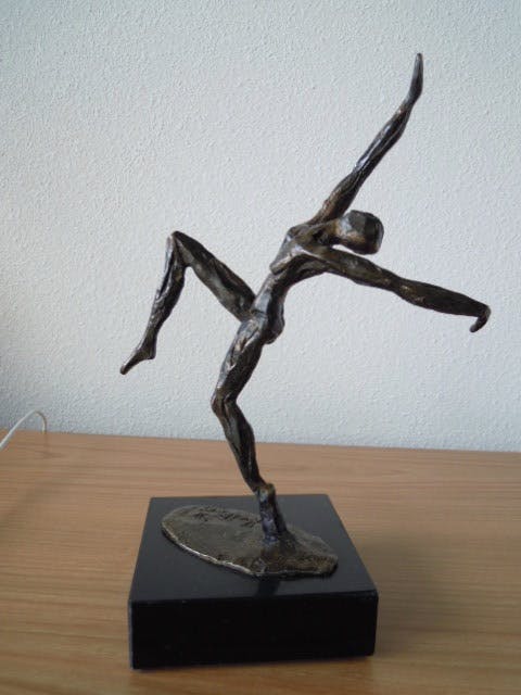 Klaas van den Berg - Prachtig beeld - gesigneerd op de voet uit 1991. verkocht voor € 65!