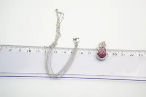 64 - Fijn 18krt witgouden collier met excl 0.35ct diamant & roze saffier hanger kopen? Bied vanaf 760!