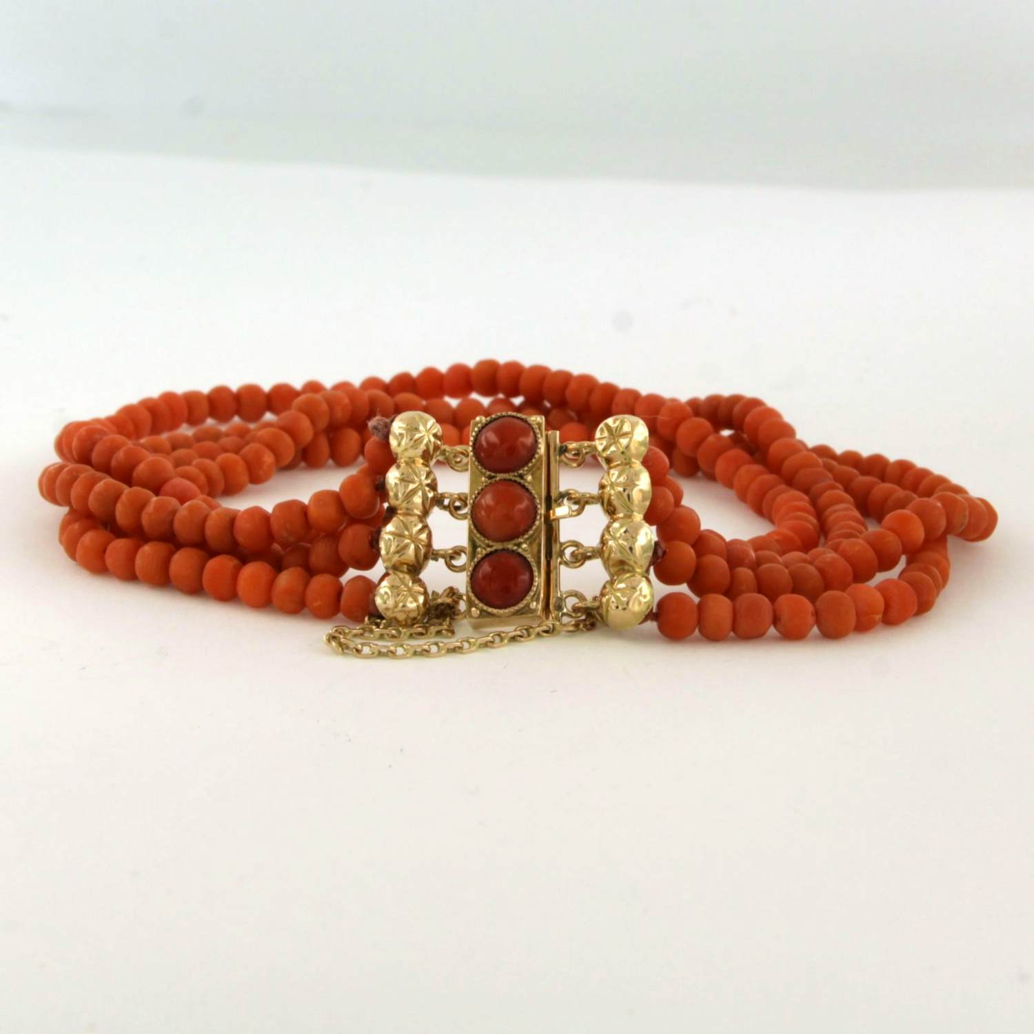 Buy 14k gouden slot bezet met koraal aan een drie rijen koralen armband - 20 cm? Bid from 270!