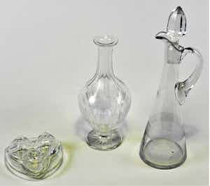 Niet of onleesbaar gesigneerd - Peper/zout en oliestel+ open karaf + karaf met stop verkocht voor € 1!