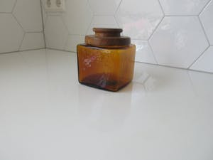 Niet of onleesbaar gesigneerd - Hand geblazen midcentury amber glazen voorraadpot met teakhouten deksel kopen? Bied vanaf 1!