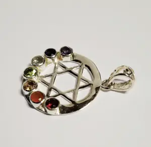 Nieuwe zilveren hanger met edelstenen in de vorm van een hexagram in een cirkel kopen? Bied vanaf 70!