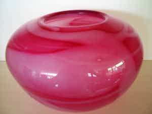 Royal Leerdam - Ondra Novotny, unica , zwaar uitgevoerde roze design-vaas verkocht voor € 10!