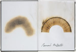 Bernard Aubertin - Verbrande lucifers op opengeslagen boek, Il fuoco e il Rosso - Ingelijst kopen? Bied vanaf 250!