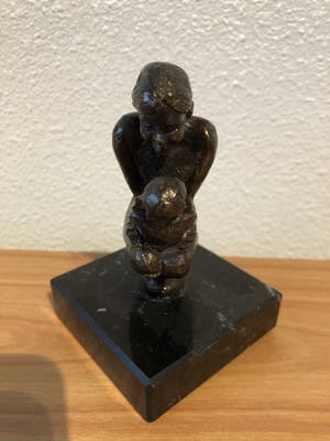 Astrid Veldhuyzen-Koppen - Moeder met kind in gehurkte houding. kopen? Bied vanaf 35!