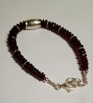 Nieuwe zilveren Armband met facetgeslepen granaat kopen? Bied vanaf 75!