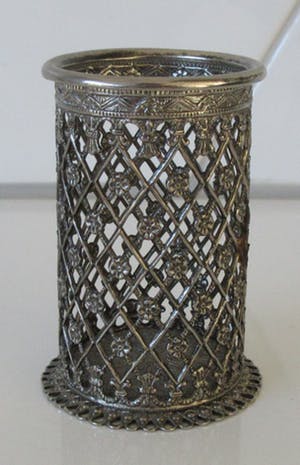 Niet of onleesbaar gesigneerd - Twee antieke filigraan zilveren glashouders - een met origineel glas - kopen? Bied vanaf 10!