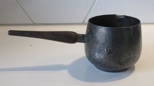 Niet of onleesbaar gesigneerd - Twee verzilverde sauspannetjes met houten handvat - Keltum kopen? Bied vanaf 1!