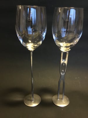 Corry Ammerlaan - 2 wijnglazen met verzilverde voet kopen? Bied vanaf 10!