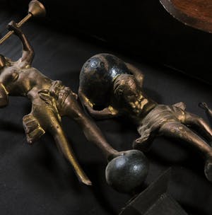 Curiosa - Grote Friese staartklok met beschilderde wijzerplaat kopen? Bied vanaf 1!