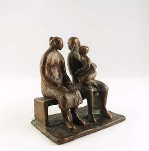 Brons (Onbekend) - Brons, Zittende vrouwen met kind verkocht voor € 50!