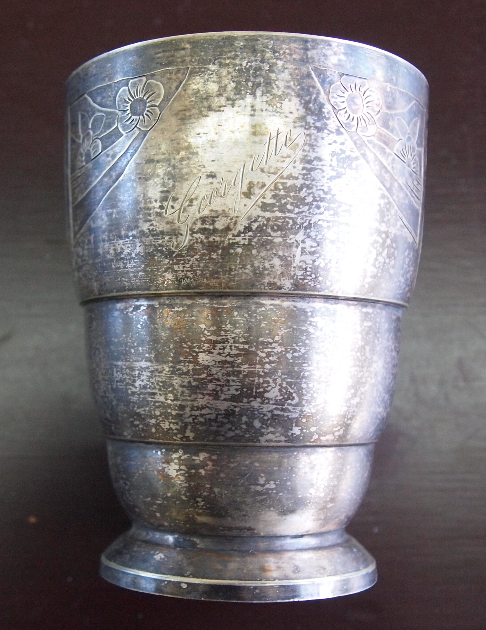 Niet of onleesbaar gesigneerd - Art Nouveau Franse Metal Blanc geboortebeker verkocht voor € 1!