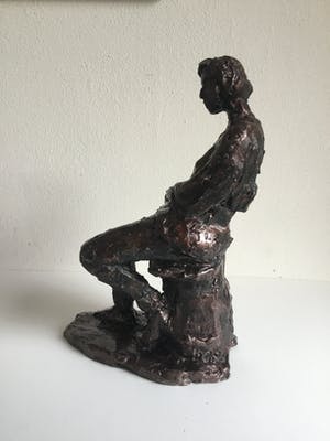 Niet of onleesbaar gesigneerd - Zittend figuur kopen? Bied vanaf 1!