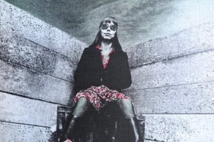 Jan Stijnman - Vrouw met rode tulpen tussen beton-Absurdistisch Foto Handingeschilderd-In lijst kopen? Bied vanaf 10!