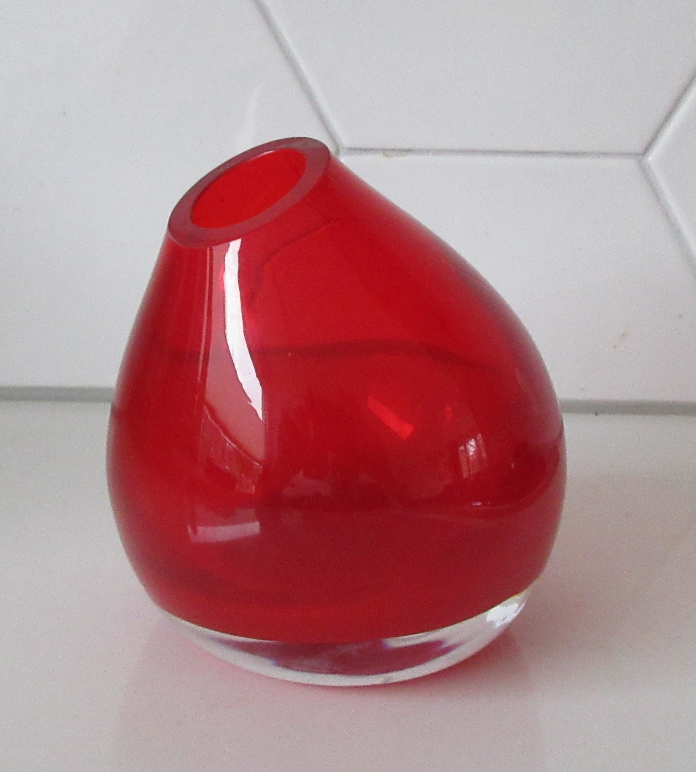 Niet of onleesbaar gesigneerd - Rode dubbelwandig glazen design vaasje kopen? Bied vanaf 1!