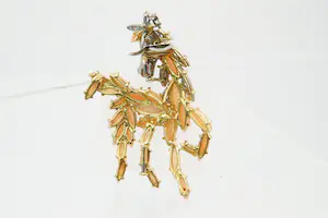 97 - Chique 18 karaat geel gouden Veulen broche met angel skin koraal en diamant kopen? Bied vanaf 3500!