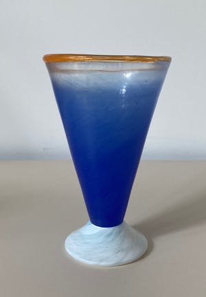 Niet of onleesbaar gesigneerd - Jema Boda Glasbruk - twee gekleurde vaasjes - A. Gray kopen? Bied vanaf 1!