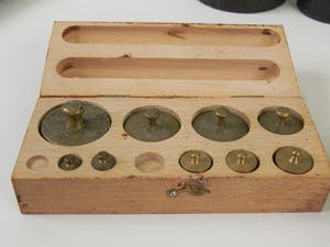 Curiosa - 4 blokken met serie gewichten en 10 losse gewichten kopen? Bied vanaf 1!