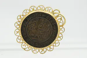 67 - Gedeeltelijk 18 karaat geel gouden munt hanger (met koperen 2.5 cent munt) kopen? Bied vanaf 125!