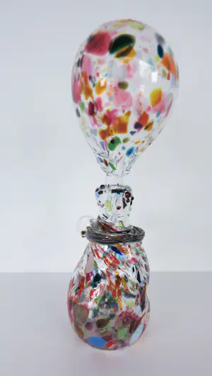 Yvon Trossèl - Glasobject, Vrolijke gekleurde glazen fles met grote 'ballon' dop kopen? Bied vanaf 100!