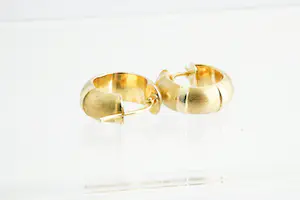 150 - 1 Paar (zo goed als nieuwe) geel-gouden 18 Krt oorringen - bamboe model kopen? Bied vanaf 70!