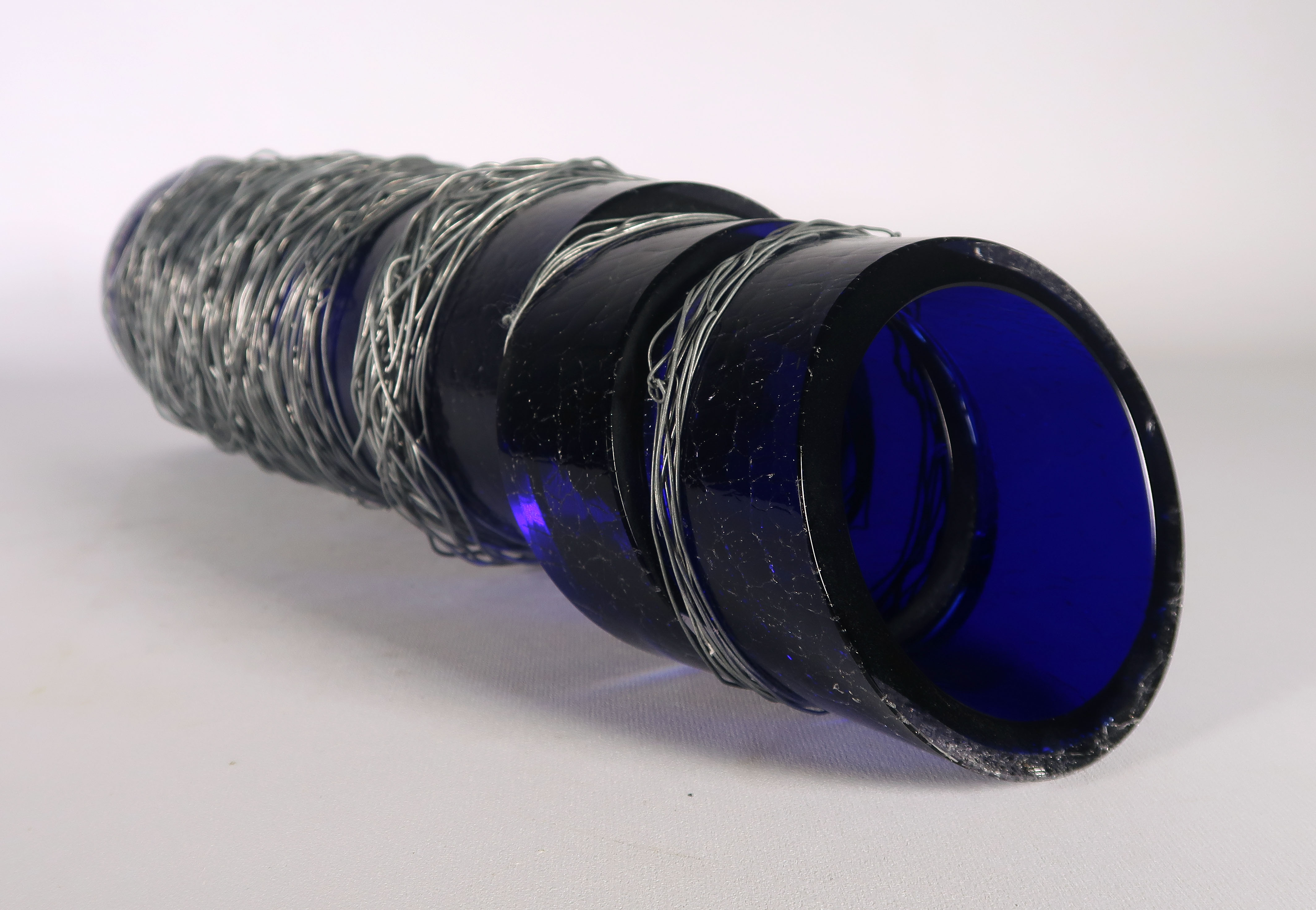 Novy Bor - Glas, Blauwe vaas met ijzerdraad kopen? Bied vanaf 20!