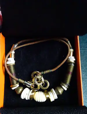 Langani - Verfijnde ketting met de zwarte parel in aardetinten, koper en goud kopen? Bied vanaf 45!