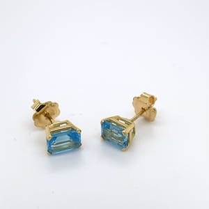 18kt gouden oorsteker+topaas, 2,33 gr kopen? Bied vanaf 95!