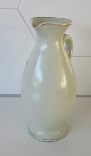 Niet of onleesbaar gesigneerd - Delfos creme wit aardewerken kannetje kopen? Bied vanaf 10!