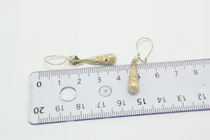 68- Elegant paar 14krt geel-gouden oorhangers- met bewerkte pegels kopen? Bied vanaf 50!