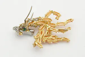 97 - Chique 18 karaat geel gouden Veulen broche met angel skin koraal en diamant kopen? Bied vanaf 3500!
