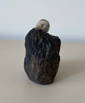 Niet of onleesbaar gesigneerd - Raku aardewerken vrouwfiguur kopen? Bied vanaf 1!