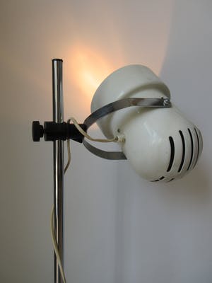 Niet of onleesbaar gesigneerd - Monica Strandäng - Aneta - Witte metalen vintage tafellamp model 'Robust' kopen? Bied vanaf 1!