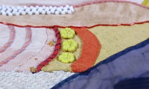 Niet of onleesbaar gesigneerd - Gestikte textiel, Wandkleed Plattelandsvrouwen (met ophangsysteem) kopen? Bied vanaf 1!