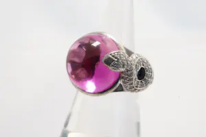 Acheter65 - 1e gehalte zilveren Folli Follie ring zwart geëmailleerd met roze steen? Enchérissez de 25!
