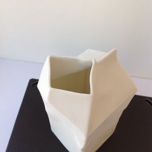 Rosenthal - Grote Melkpakvaas h 25 cm Do not Litter Collection wit, biscuit porselein kopen? Bied vanaf 59!