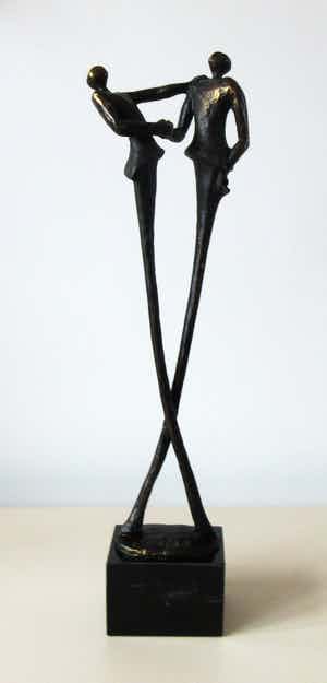 Niet of onleesbaar gesigneerd - Verbronsd beeld op sokkel; "De handdruk" verkocht voor € 1!