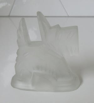 Niet of onleesbaar gesigneerd - Art deco modernistsch mat persglazen figuur van een Scottie kopen? Bied vanaf 10!